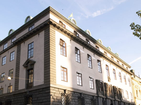 Bild på fasaden till SEBs kontor i Solna.